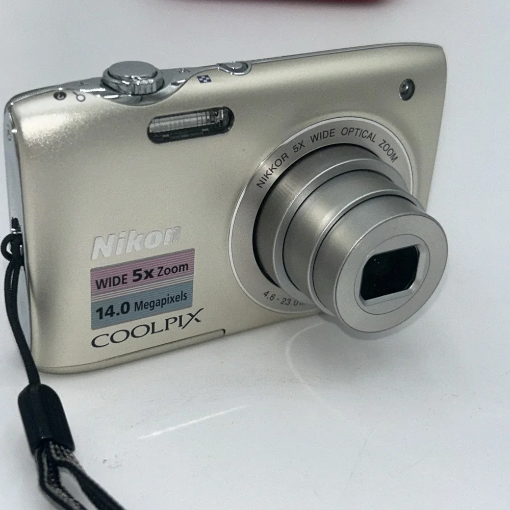 Nikon COOLPIX S3100 14.0MP Digital Camera - Silver with Battery and Card Tested